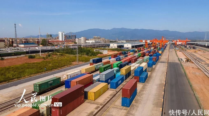 中欧班列从浙江省铁路金华南站鸣笛启程，运送货物货值约340亿元，驶向中亚五国。