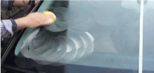 洗洁精可以去除风挡的油膜吗？（如何去除汽车挡风玻璃上的油膜？）