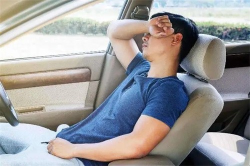 车内开空调睡觉会一氧化碳中毒吗（汽车内开着空调睡觉会有危险吗）