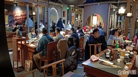 餐饮客流回暖、上岗率达九成、年夜饭预订达80% 北京餐企借“双节”助燃烟火气
