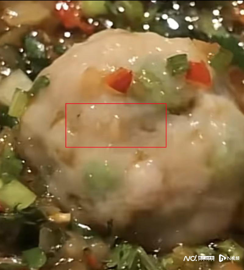 海底捞肉丸疑似吃出活虫？惠州市监现场检查后称，实际是肉丸的“筋”