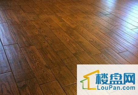 木地板和瓷砖地板哪种好?(木地板和瓷砖哪个更好一些)