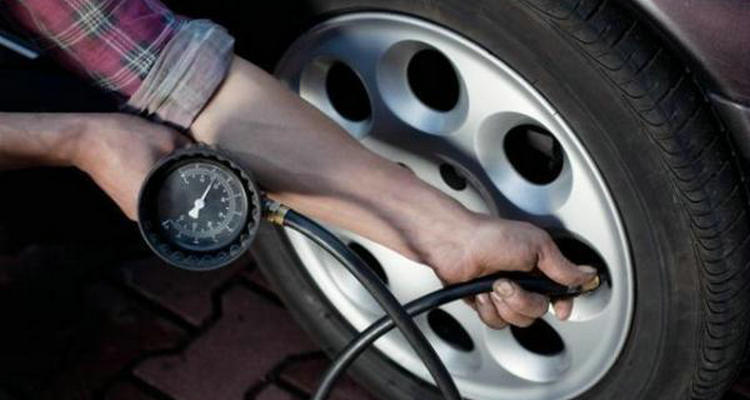汽车轮胎气压不一致时容易造成什么后果(汽车轮胎气压不一致会导致什么后果)