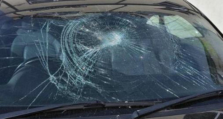 汽车前挡玻璃有划痕怎么处理修复(雨刮器把玻璃刮出印子怎么处理)
