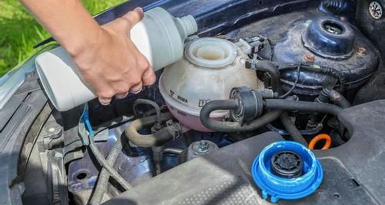 汽车添加冷却液注意事项有哪些(汽车冷却液少了可以直接添加水吗)