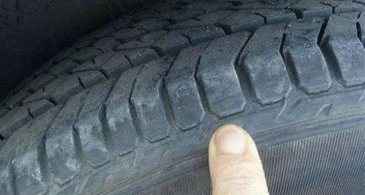轮胎沟槽有裂纹需要更换吗(轮胎哪种裂纹需要更换图解)