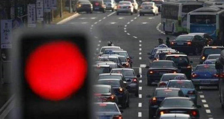 在红绿灯中间停车算闯红灯吗(红绿灯路口停车算违章吗)