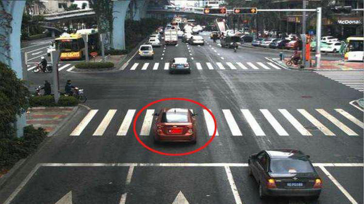 在红绿灯中间停车算闯红灯吗