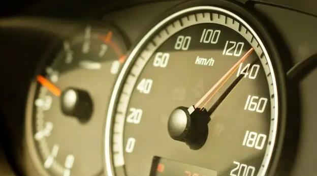 汽车速度表是平均速度还是瞬时速度呢？网友：让你的物理老师来告诉你