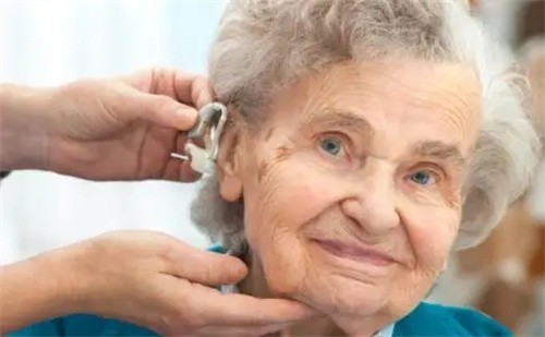 老年助听器多少钱一部（老年人使用的助听器要多少钱）