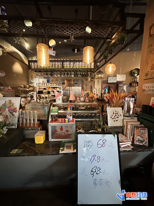 在小县城开咖啡店的年轻人，如何赚钱？