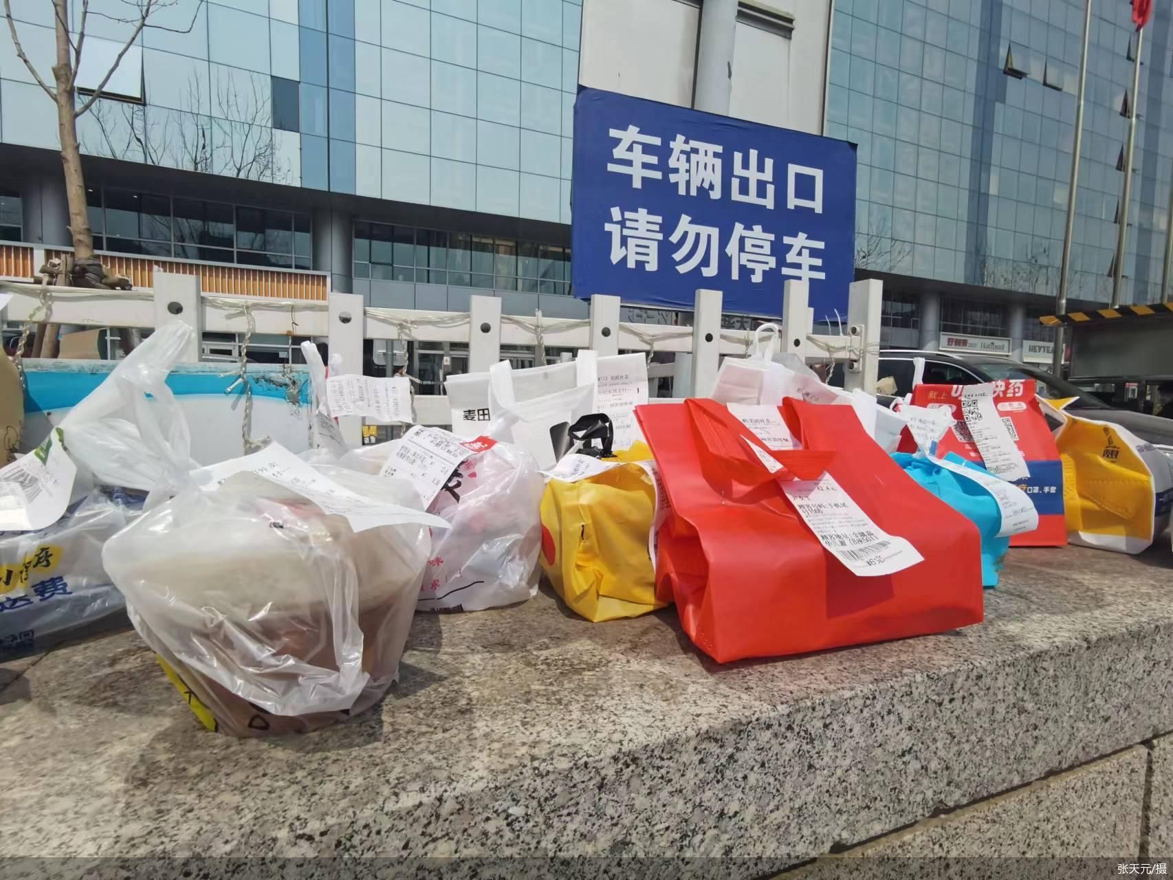 北京实施外卖封签新规一年 饭袋子“上锁”情况仍五花八门