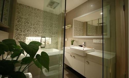 浴室隔断玻璃门的优点和种类有哪些?(浴室玻璃隔断门多少钱一平)