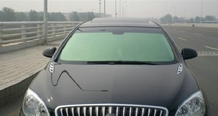 汽车前挡风玻璃可以不贴玻璃膜吗(汽车前挡风玻璃可以不贴玻璃膜吗多少钱)