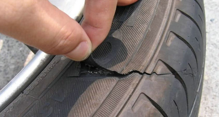轮胎侧面轻微鼓包影响安全吗(汽车轮胎侧面划伤多深要换)