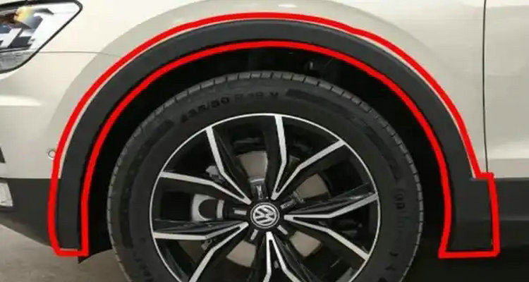 汽车轮胎上面的弧形护板叫什么(轮胎上面半弧黑色塑料叫什么)