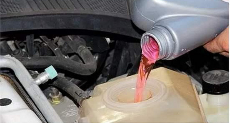 汽车防冻液可以用水代替吗