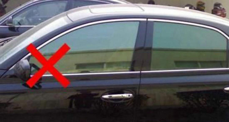 汽车贴膜之后几天可以落玻璃(汽车贴膜是贴玻璃里面还是外面)