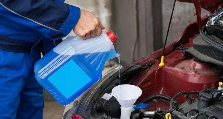汽车玻璃水可以加洗洁精吗(自己制作玻璃水方法)