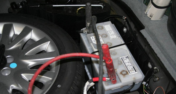 汽车电瓶的充电电压和电流是多少