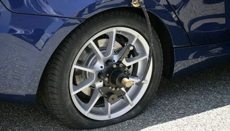 轮胎与轮毂之间漏气怎么办(行车中发现左侧轮胎漏气时怎样处置)