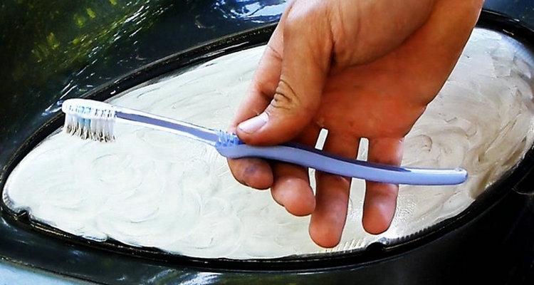 用牙膏怎么处理车划痕