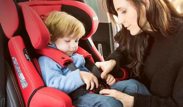 宝宝座椅怎么安装到车上(宝宝安全座椅几个月可以坐)