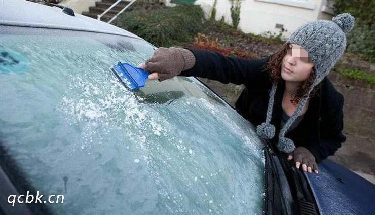 冬季车玻璃结冰怎么处理好